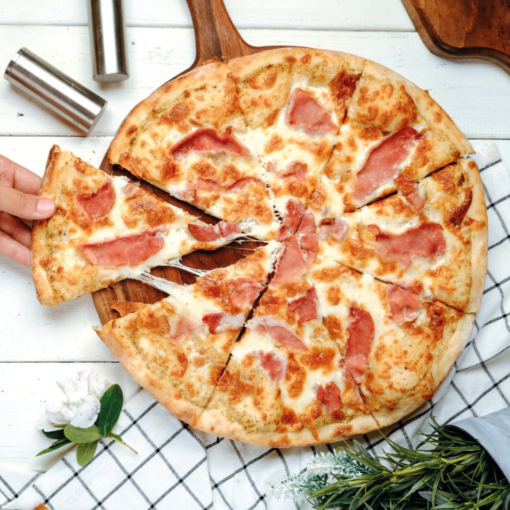 Pizza de jamón y queso con robot de cocina
