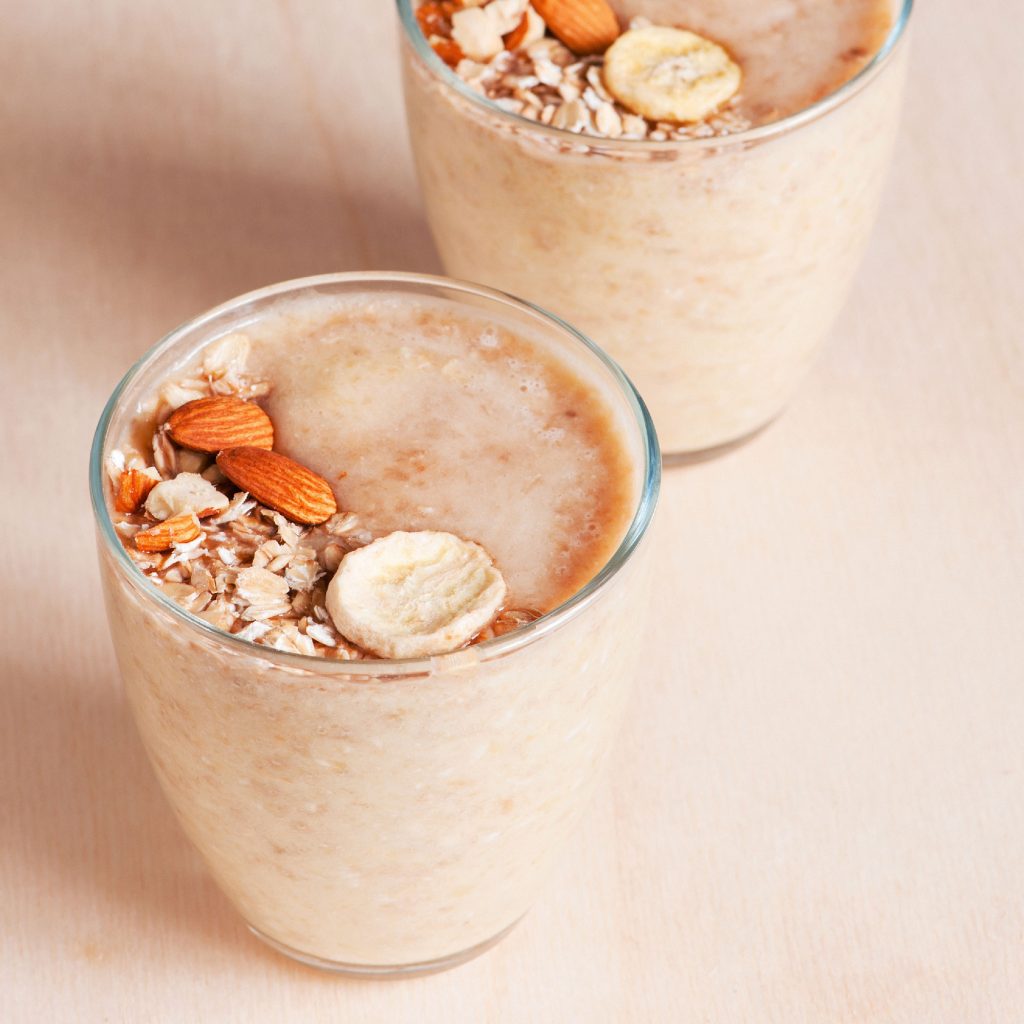 Batido de avena saludable en robot de cocina