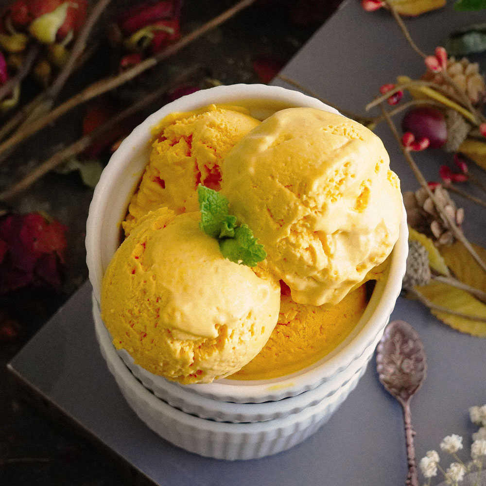 Helado saludable de mango y plátano en robot de cocina