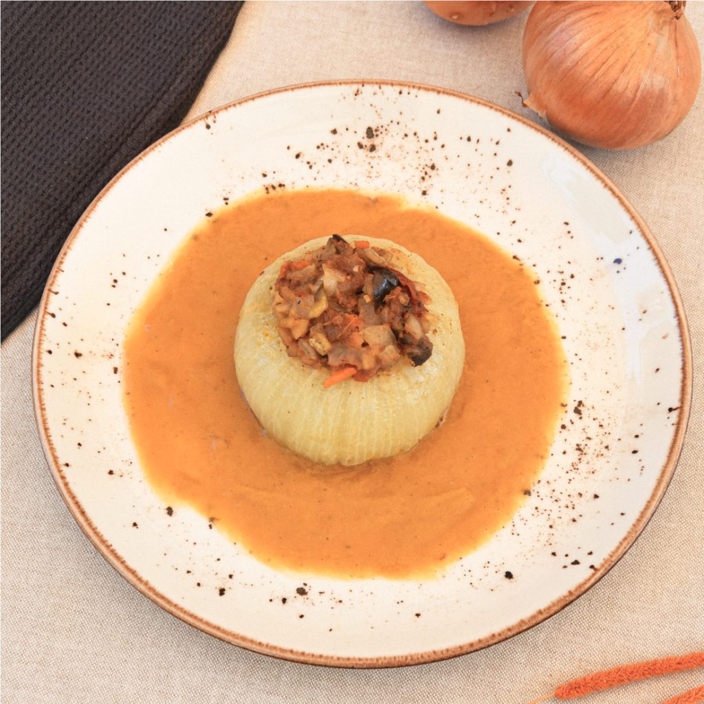 Cebolla rellena con carne y verduras en olla programable
