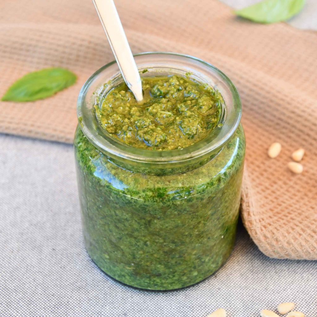 Pesto de albahaca en robot de cocina