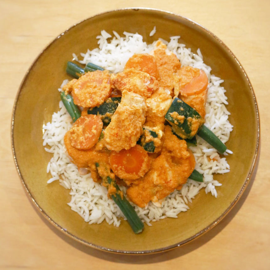 Pollo cremoso al pimentón con arroz blanco