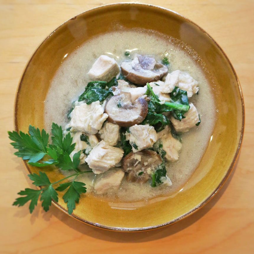 Pollo cremoso de champiñones con espinacas en Robot de cocina