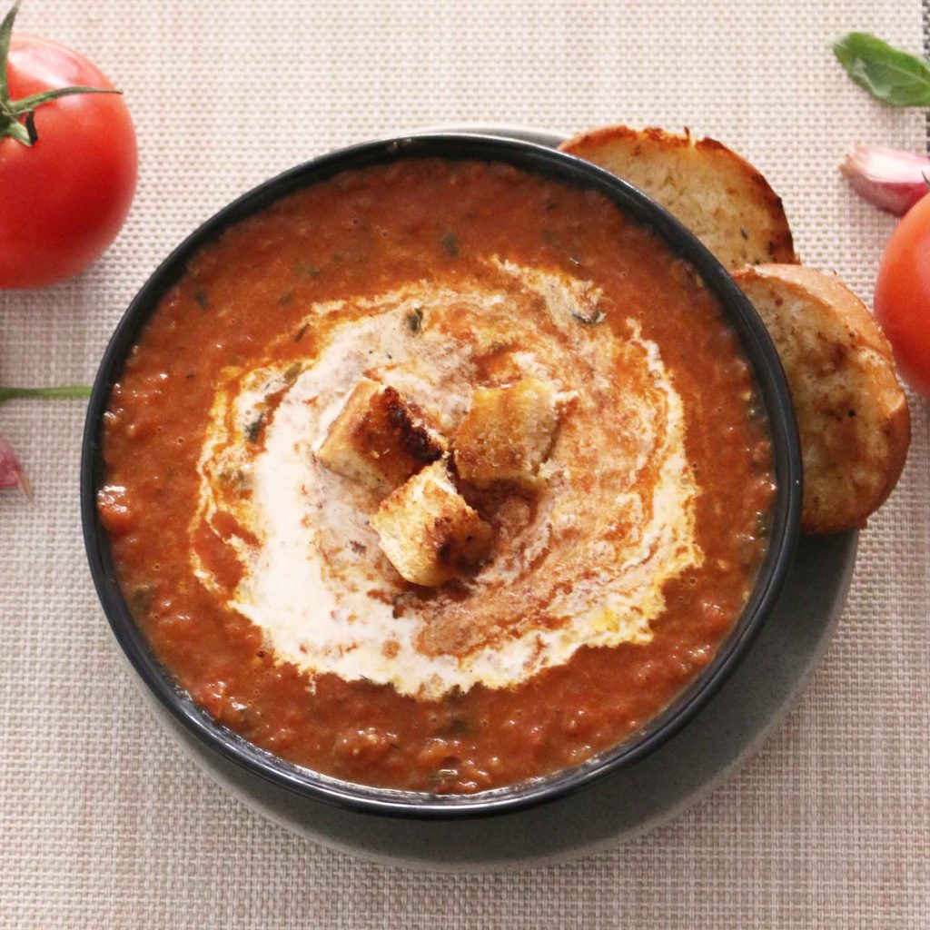 Sopa de tomate asado con albahaca en Robot de cocina