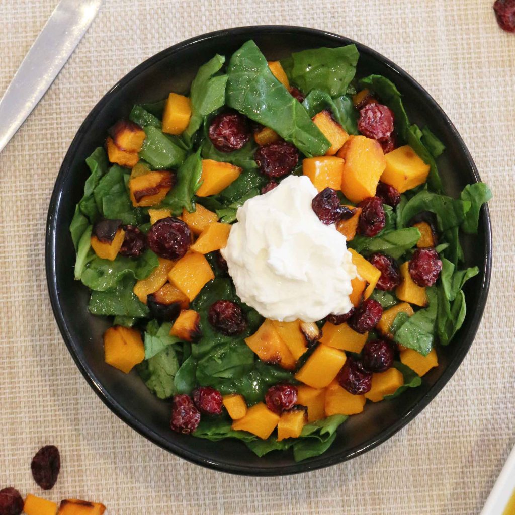Ensalada de espinacas y calabaza con vinagreta de miel en freidora de aire
