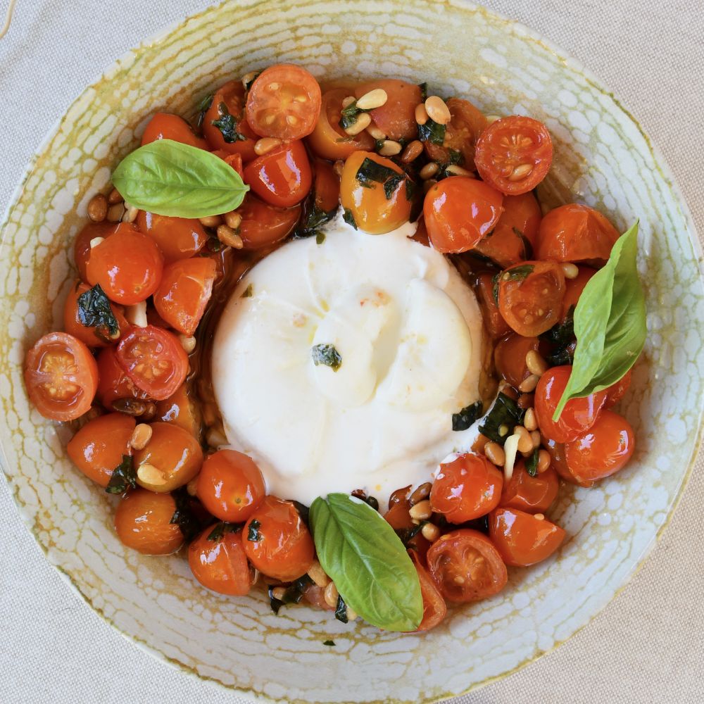 ensalada de tomates cherry asados y burrata