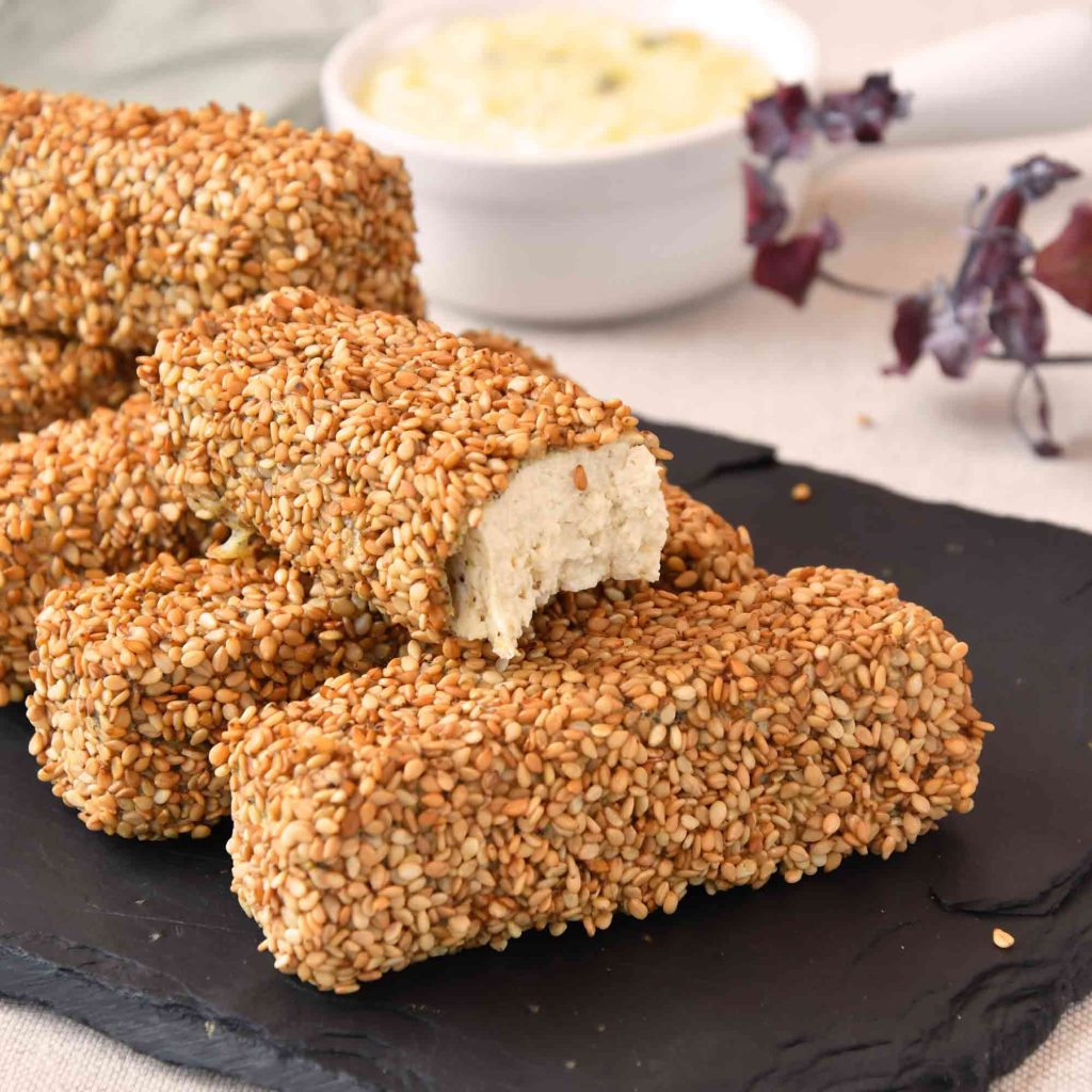 Barritas de tofu y sésamo con salsa de maracuyá para freidora de aire y robot de cocina