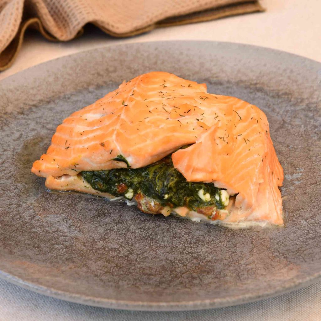 Salmón relleno de espinacas, tomate seco y feta para freidora de aire