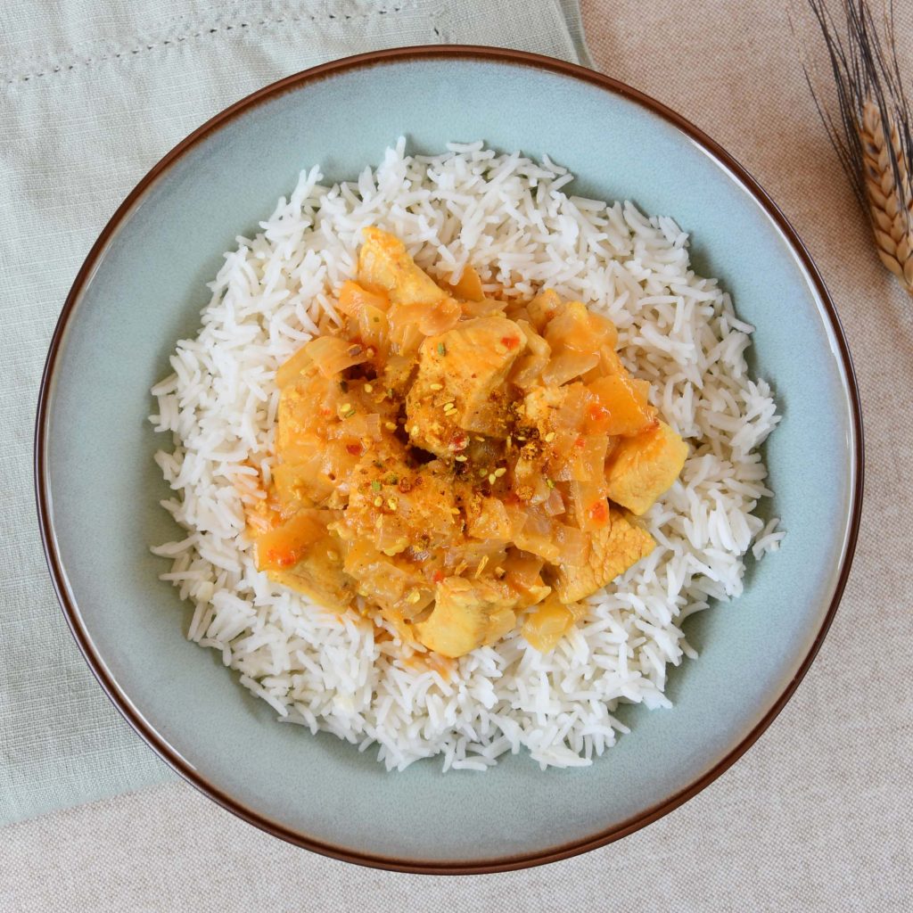 Pollo al curry con leche de coco sobre arroz basmati para Robot de cocina