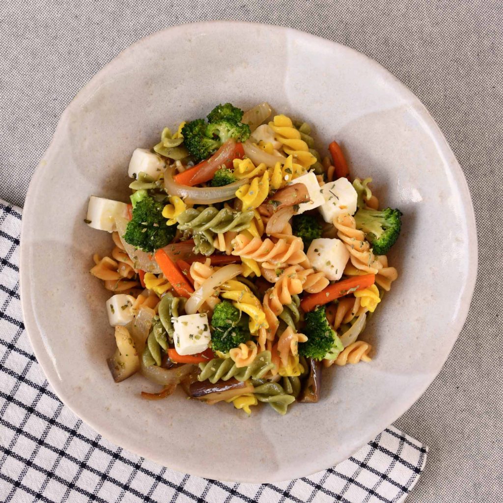 Ensalada de pasta con verduras a la plancha y queso feta para olla programable