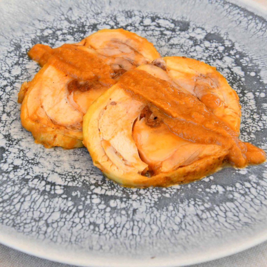 Pollo relleno de queso, tomate seco y nueces para freidora de aire