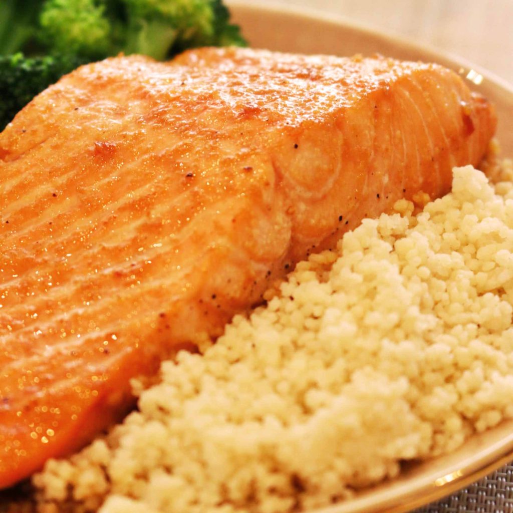 Salmón glaseado con miel y ajo con freidora de aire