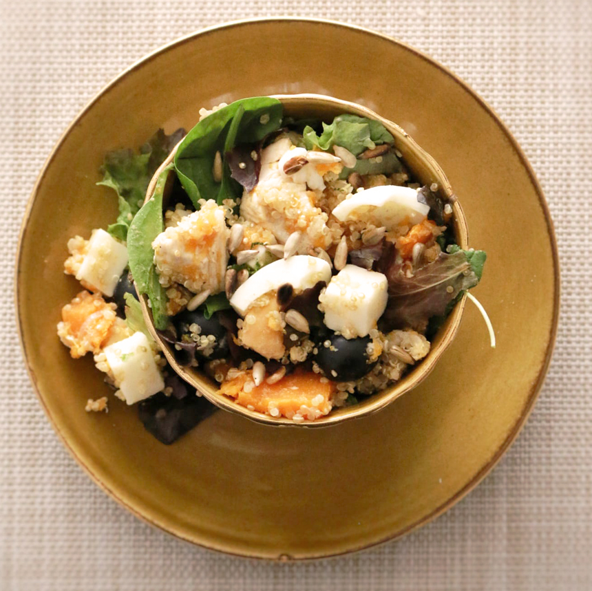 Ensalada de quinoa con aceitunas y queso de cabra