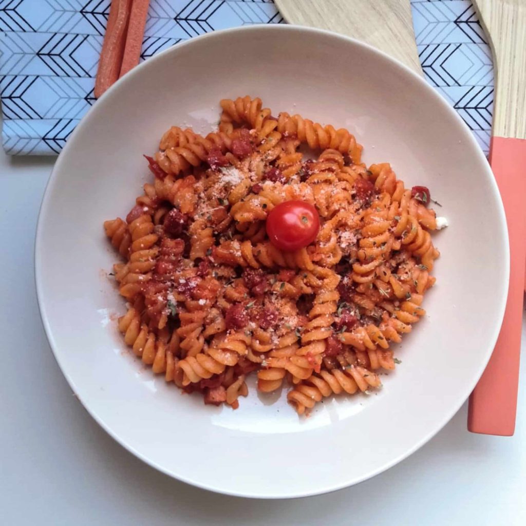 Pasta rápida con chorizo, jamón y tomate para olla programable