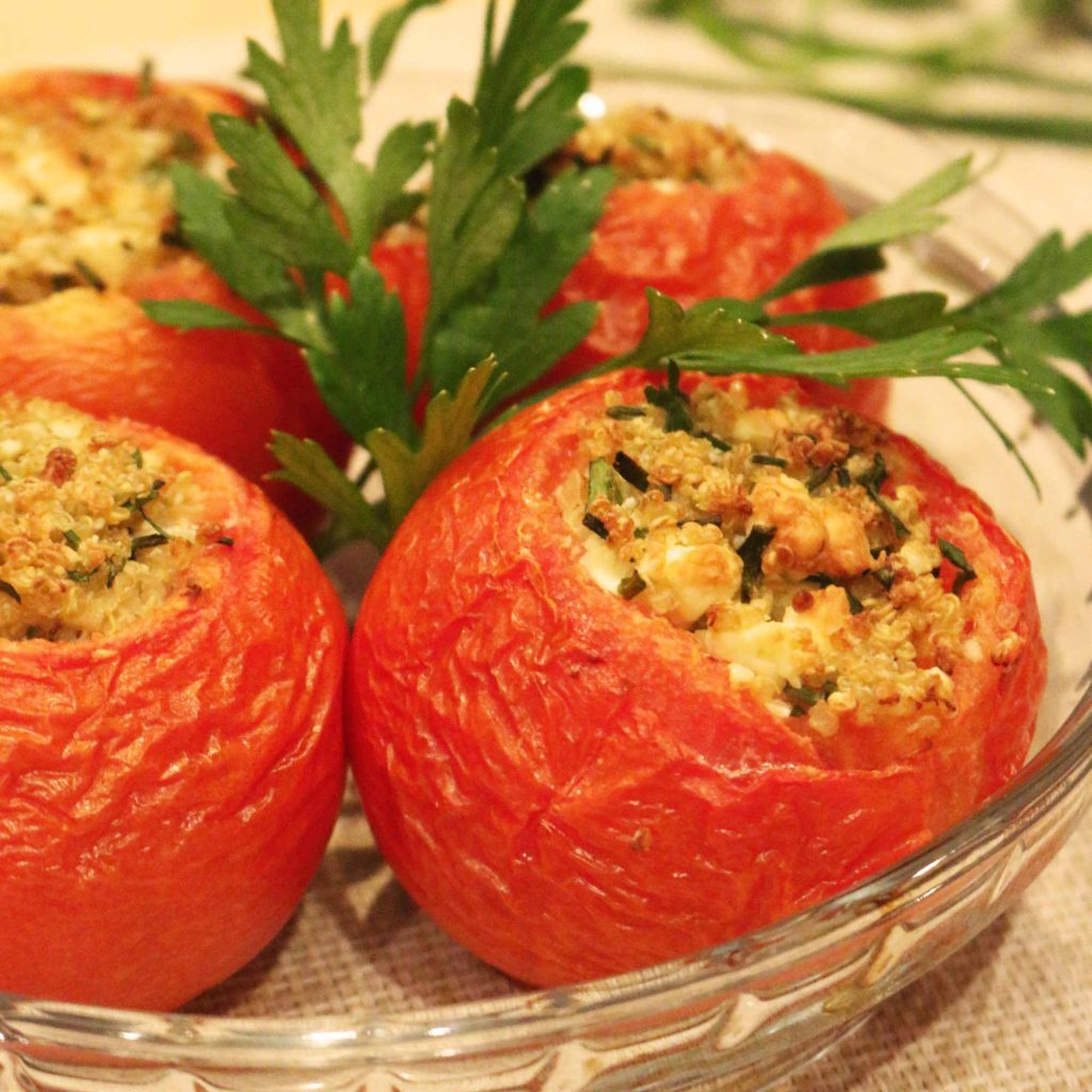Tomates asados rellenos de queso fresco y quinoa con freidora de aire