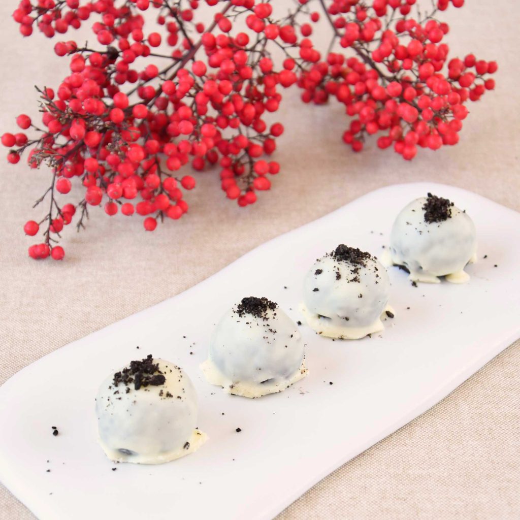Bombones de oreo y queso crema en robot de cocina