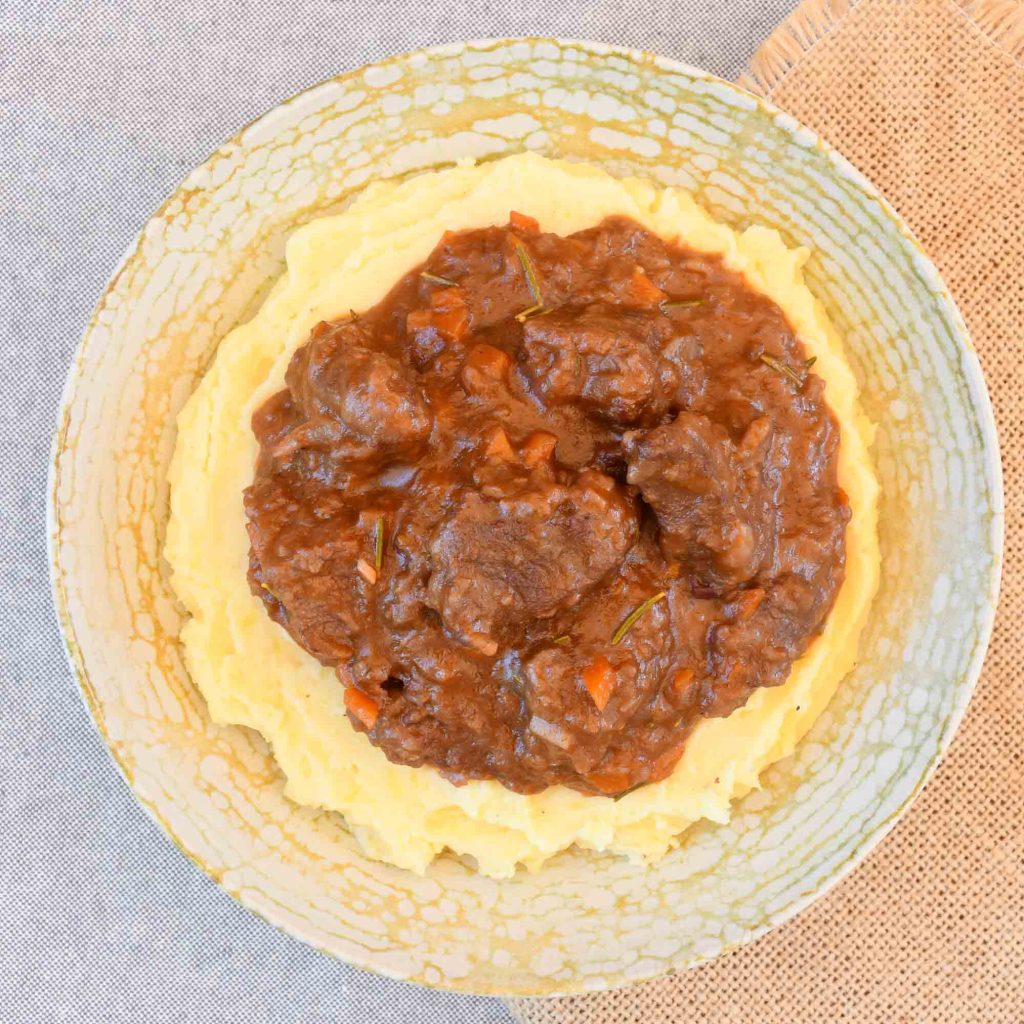 Ragout de ternera sobre puré de patata en olla programable