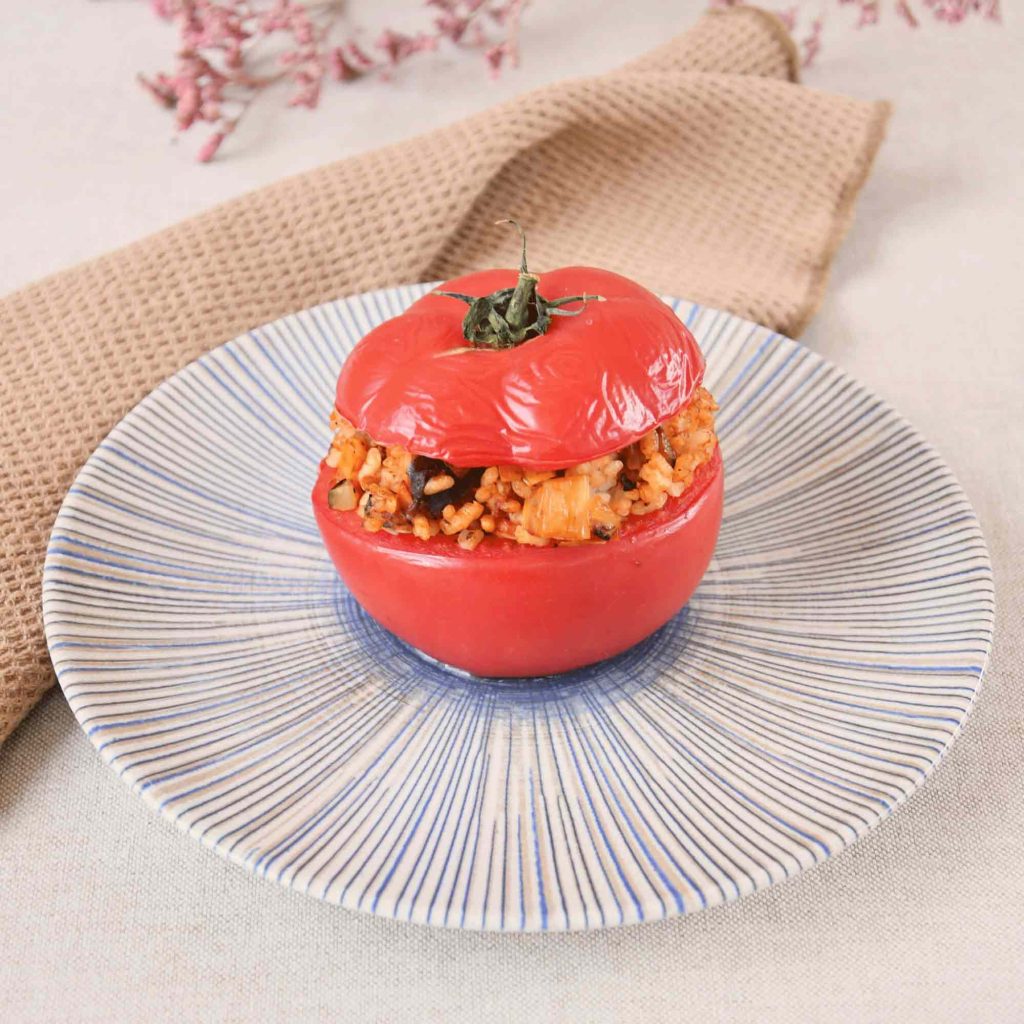 Tomate relleno de arroz y verduras para robot de cocina