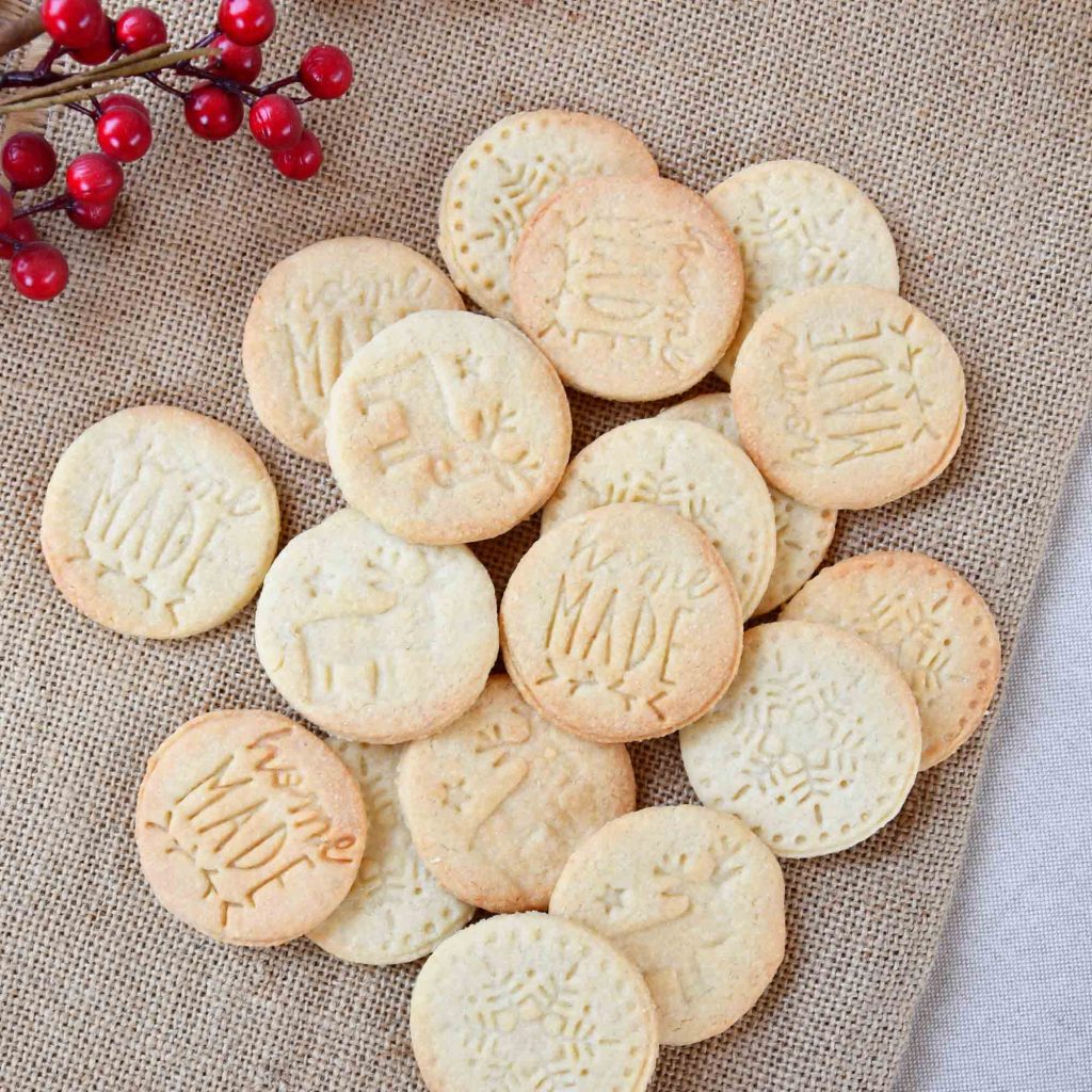 Galletas de almendra y mantequilla en robot de cocina y freidora de aire