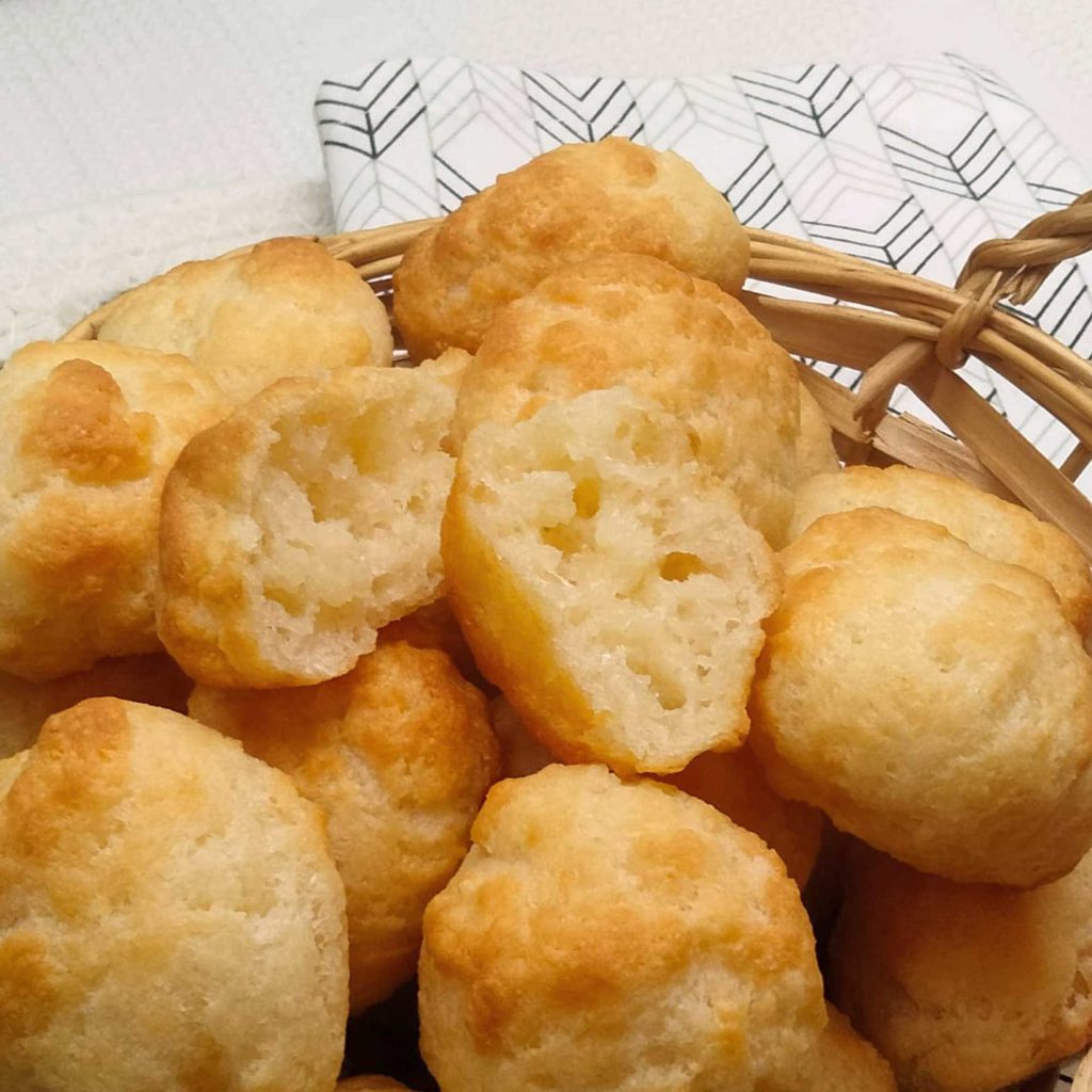 Panecillos brasileños de yuca y queso en robot de cocina y freidora de aire