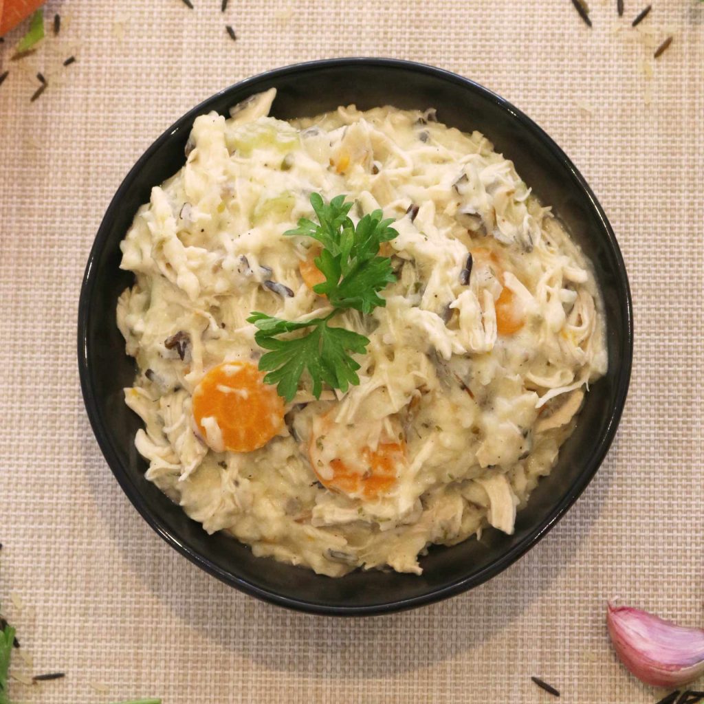 Sopa cremosa de arroz silvestre con pollo y verduras para robot de cocina