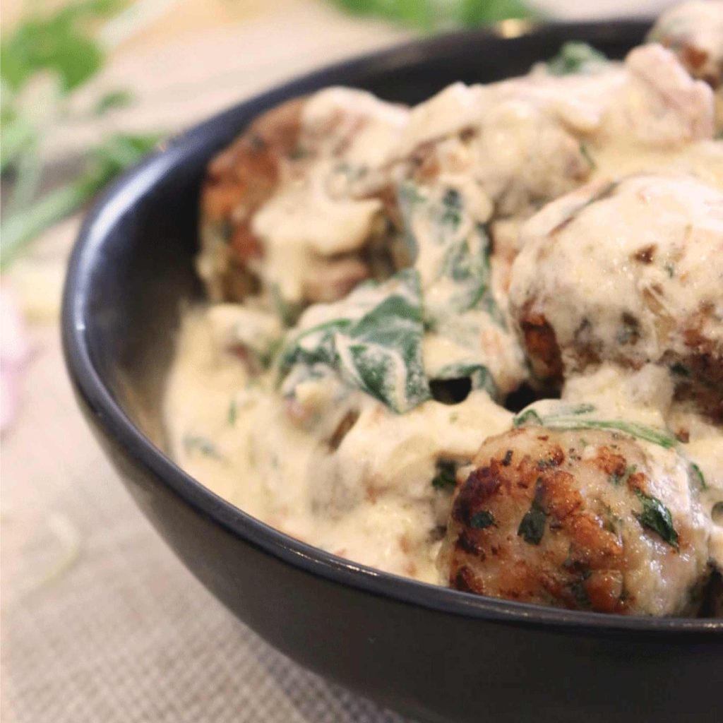 Albóndigas de pavo con salsa cremosa de espinacas y tomates secos para robot de cocina