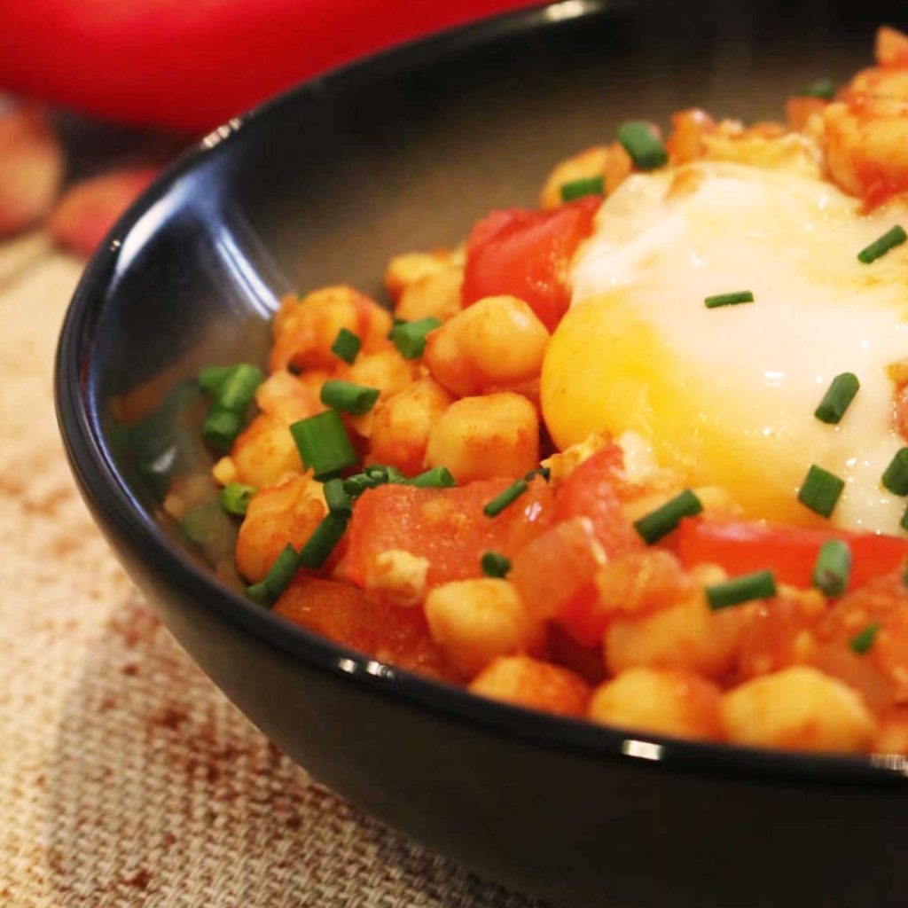 Garbanzos con tomate y huevo para robot de cocina
