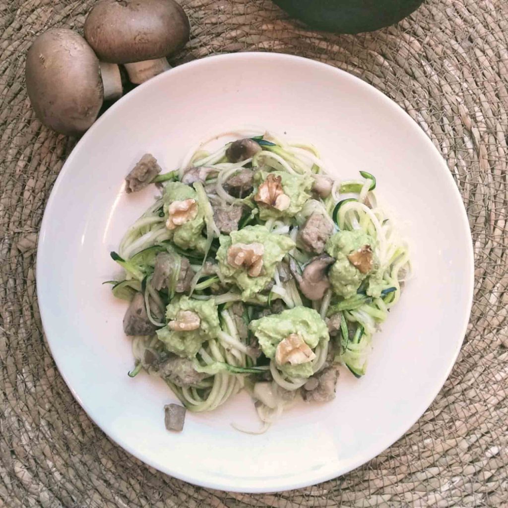 Tallarines de calabacín con champiñones y seitán al pesto de aguacate en robot de cocina