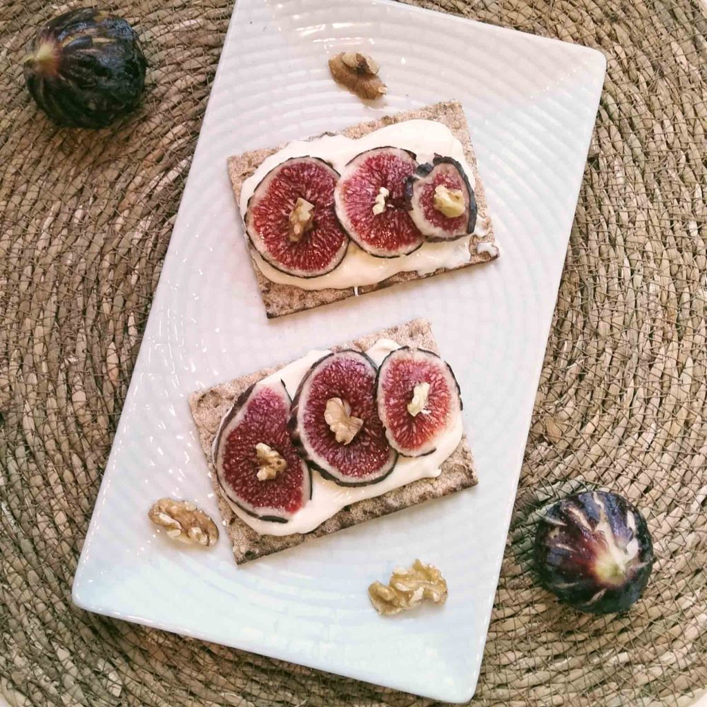 Tostas de centeno y sésamo con crema de queso, miel e higos en robot de cocina