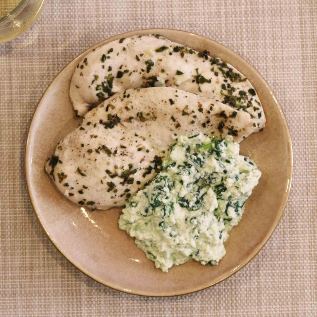 Pollo al vapor en salsa de ricota y espinacas en robot de cocina