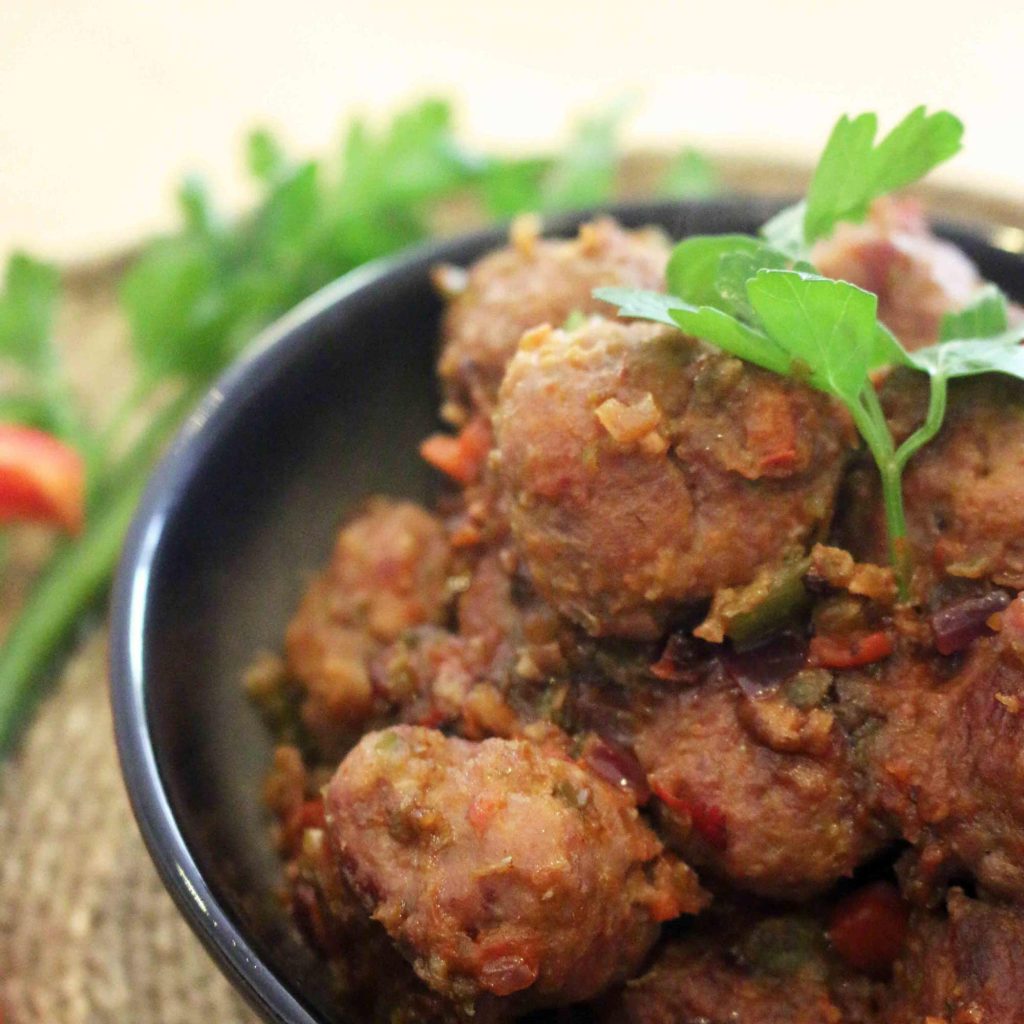 Albóndigas de ternera con salsa de pimiento en robot de cocina