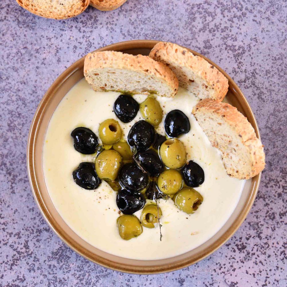 Cremoso de queso feta con aceitunas asadas en robot de cocina