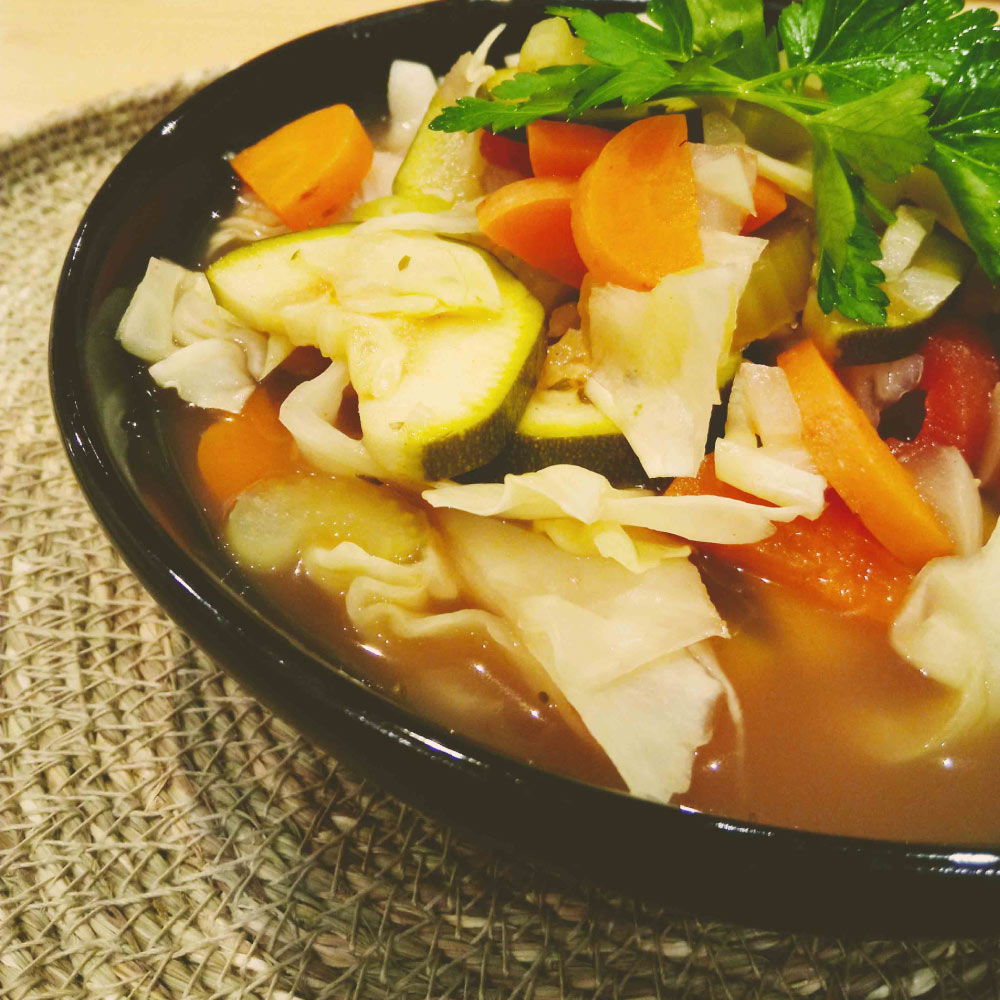 Sopa de repollo al fuego lento en robot de cocina