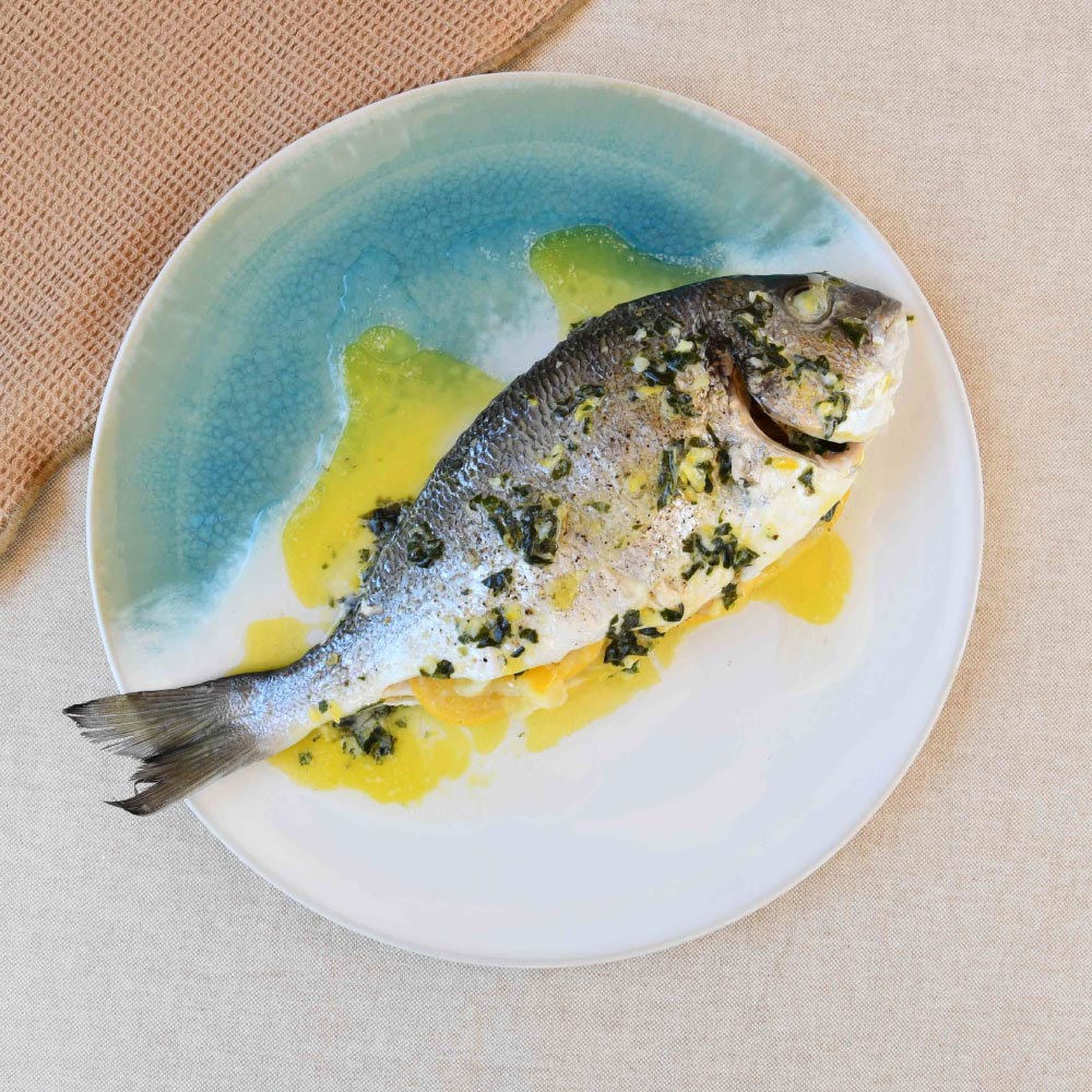 Dorada al vapor con salsa de limón y albahaca en robot de cocina lubina in italiano