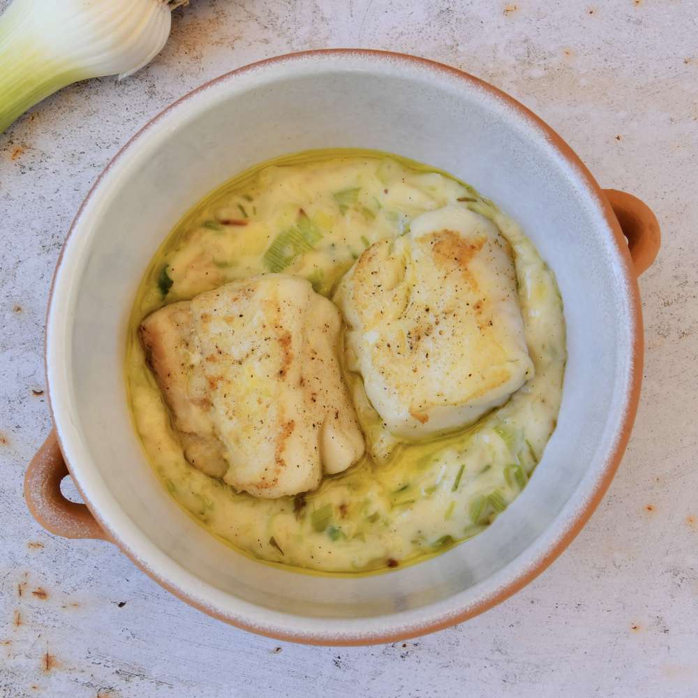 merluza con bechamel de ajo tierno