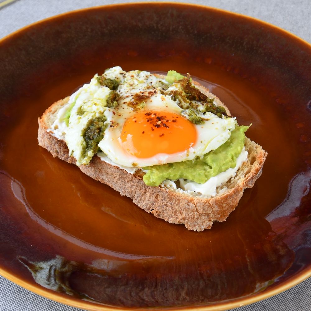 tostadas de aguacate y huevo al pesto desayunos