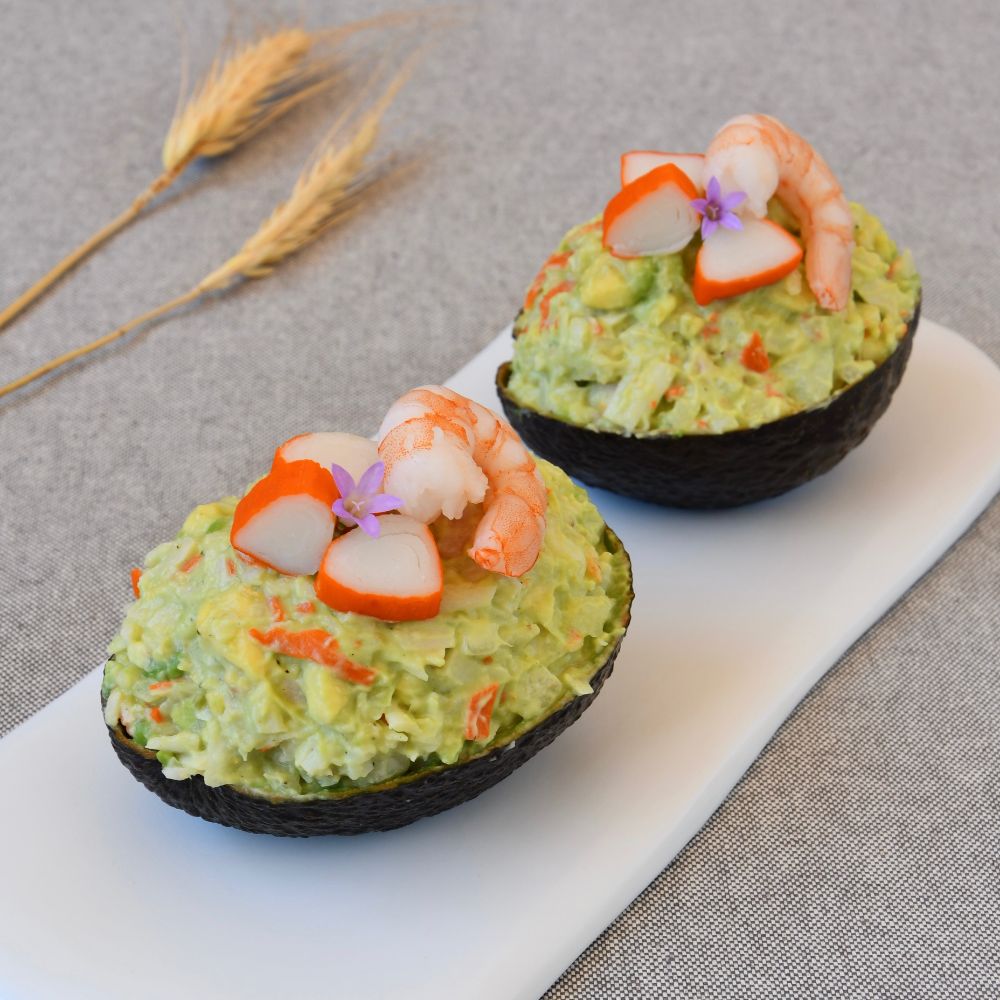 aguacates rellenos de ensalada de langostinos y cangrejo