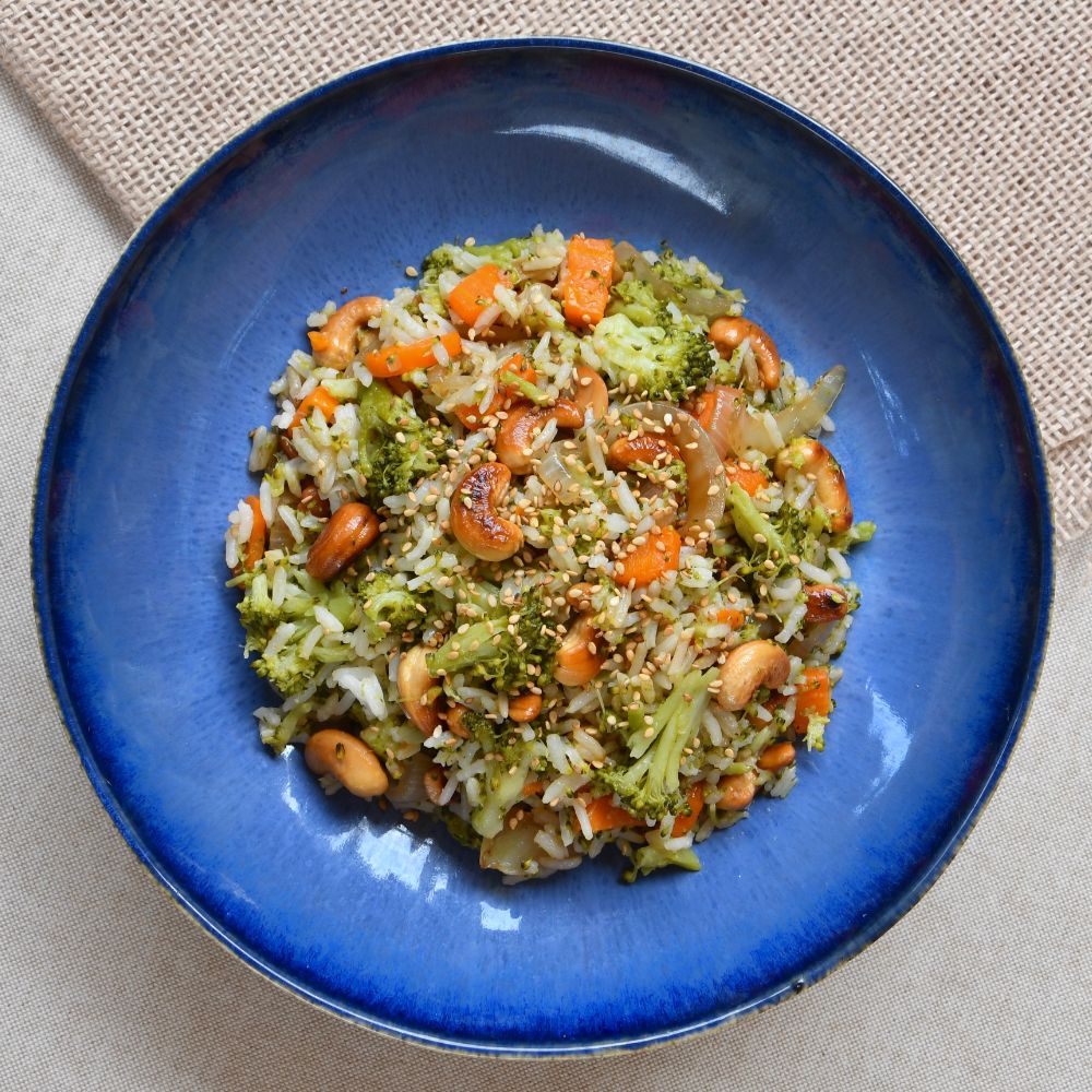 arroz con verduras y anacardos