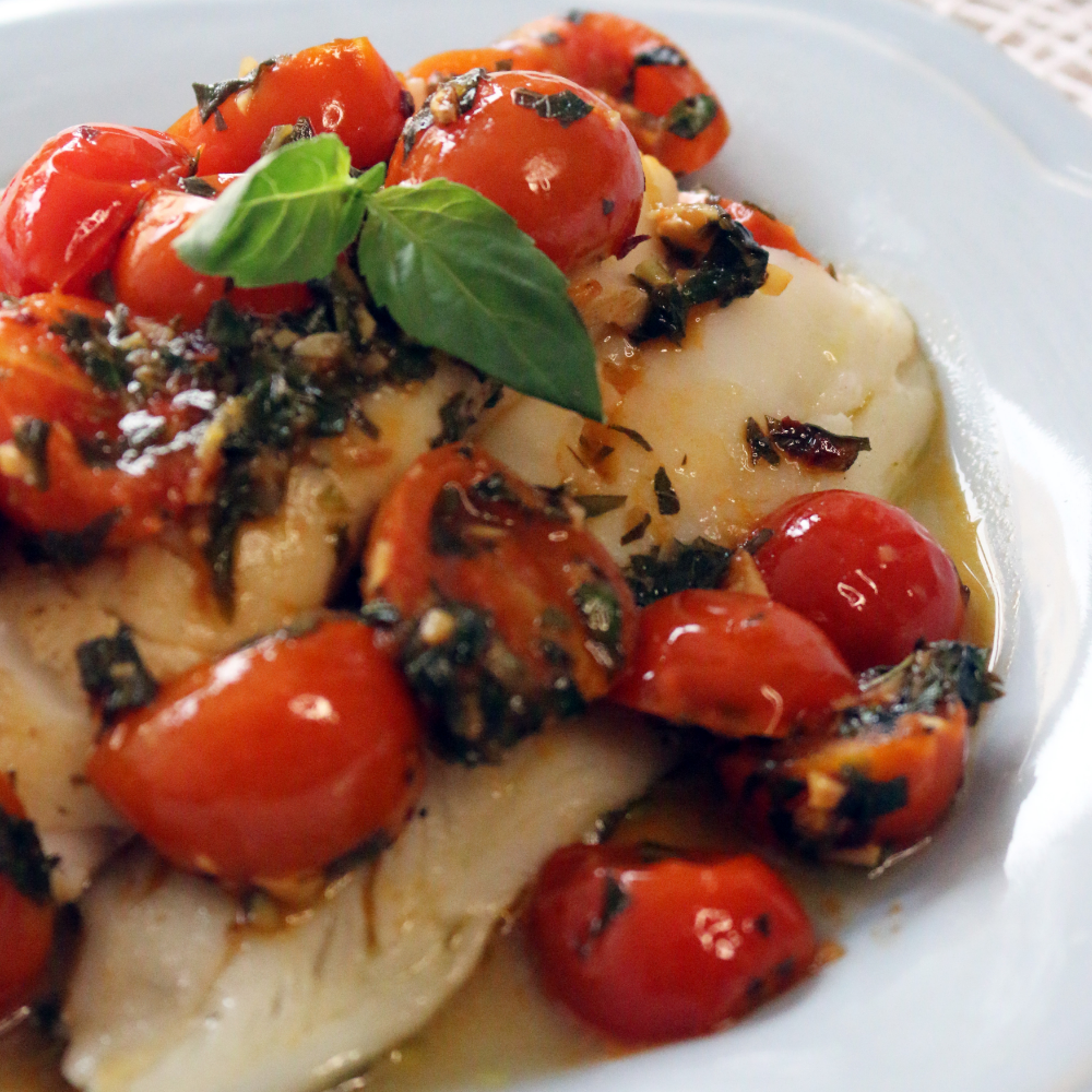 bacalao con salsa de tomate y albahaca