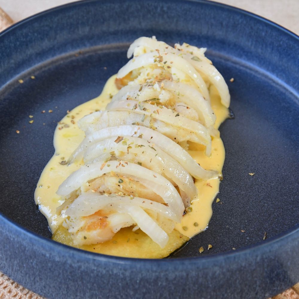 bacalao confitado sobre alioli de manzana