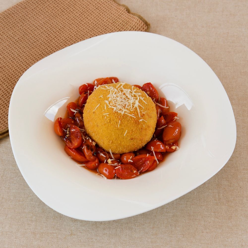 burrata rebozada sobre tomates cherry asados halloween