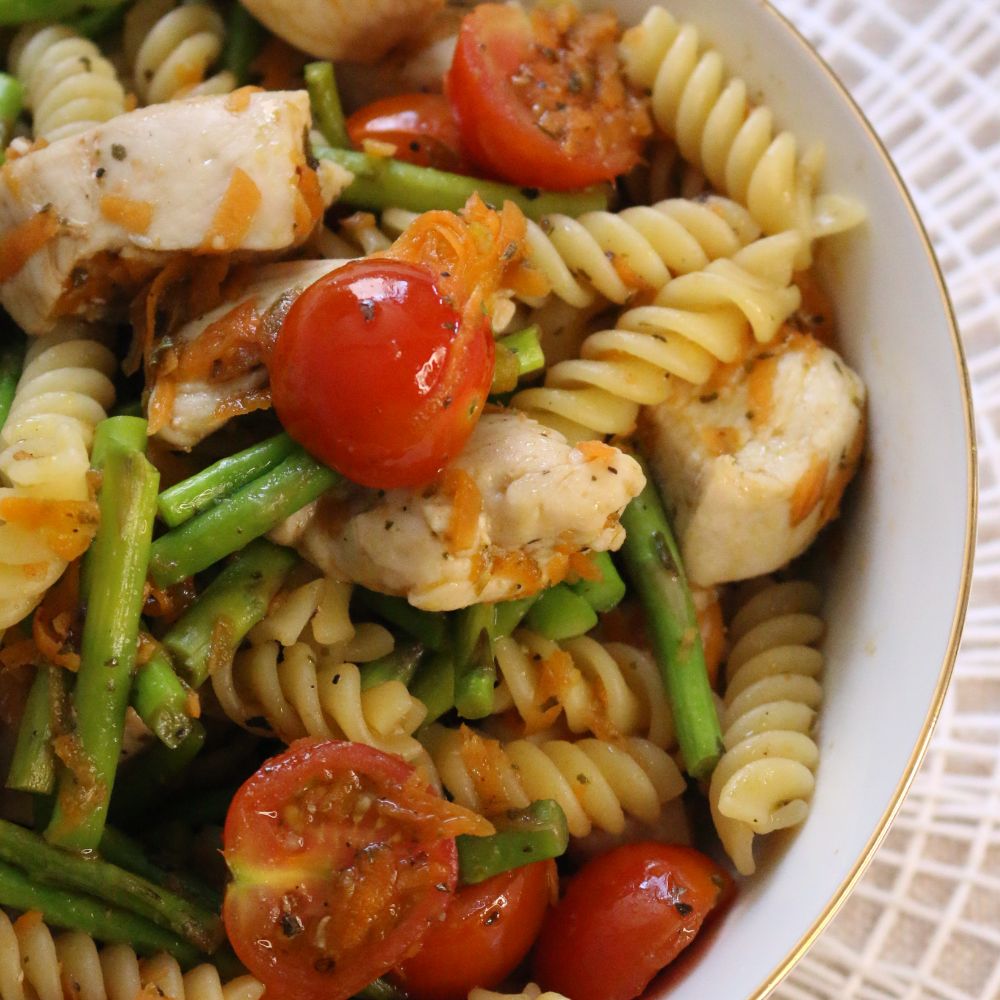 ensalada de pasta con pollo y esparragos