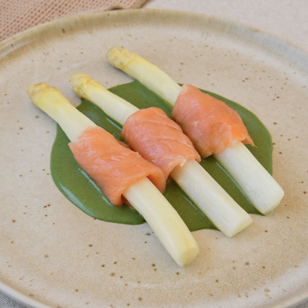 esparragos blancos con salmon ahumado sobre crema de espinacas