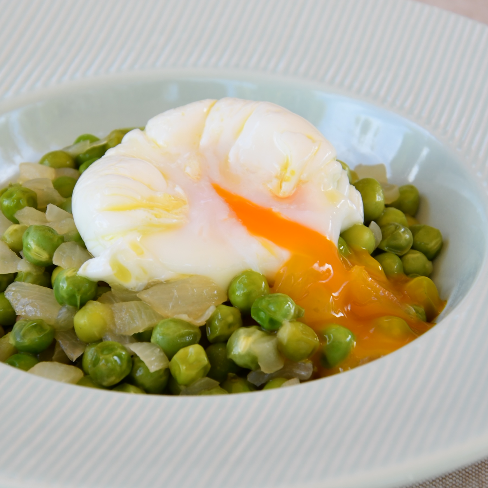 guisantes con huevo poche