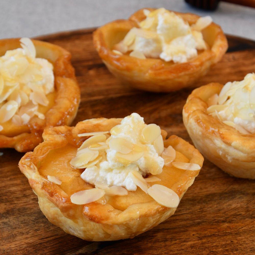 mini tatin de manzana con ricotta y almendras