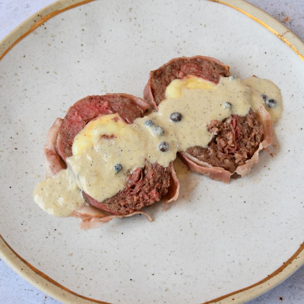 rollo de carne relleno con salsa de pimienta