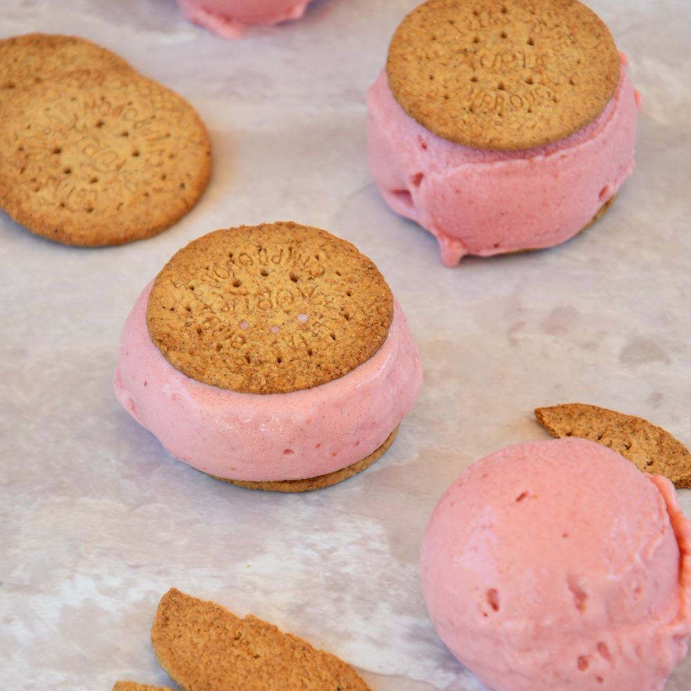 sandwich de galleta con helado de fresa y yogur