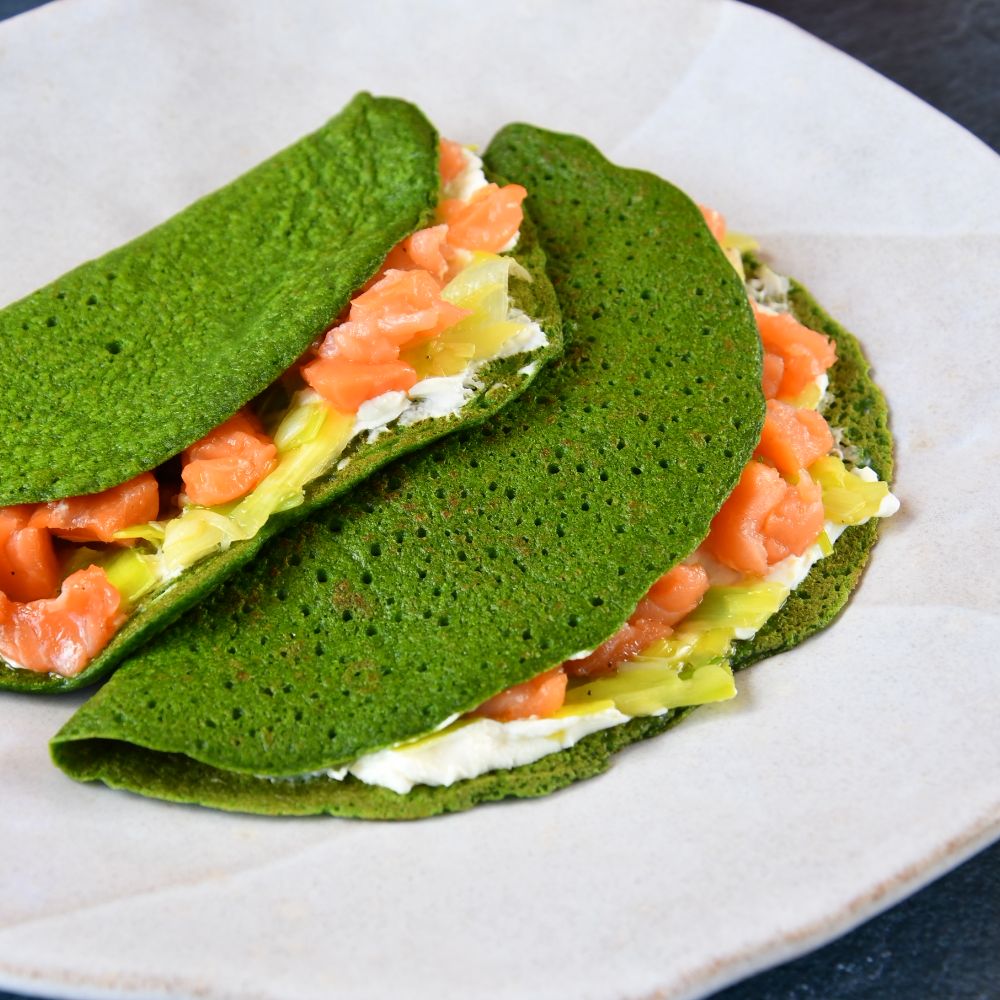 crepes de espinacas rellenos de queso crema puerro y salmon ahumado verduras