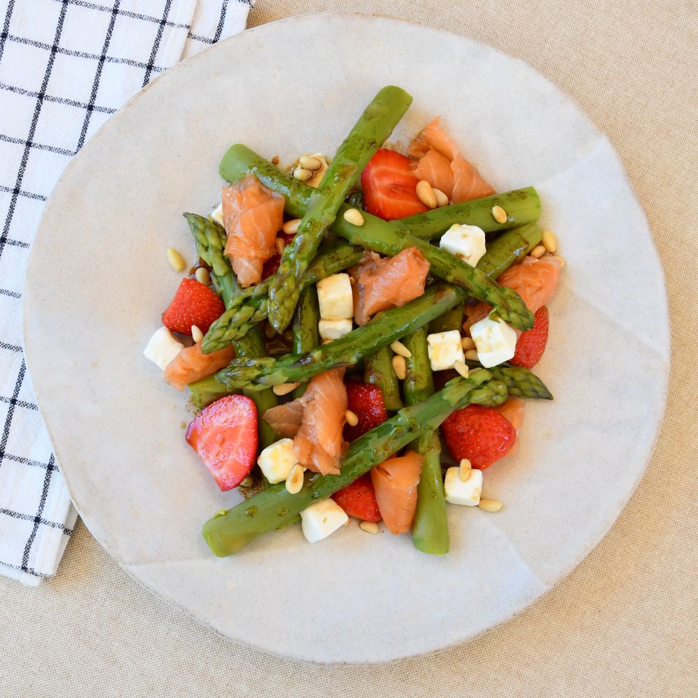 ensalada de esparragos verdes salmon ahumado y fresas