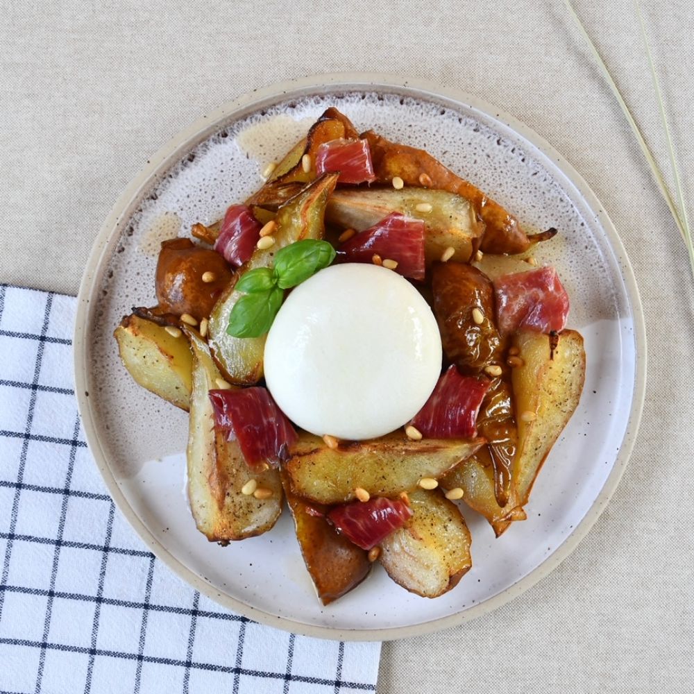 ensalada de peras asadas con burrata y jamon entrantes y snacks
